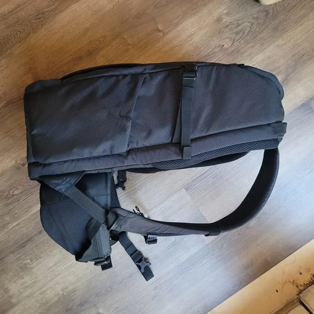 thule aspect DSLR camera packback new with flaw